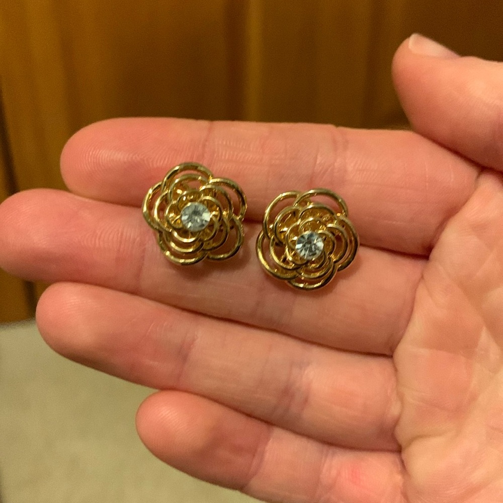 Gold flower with rhinestone center stud earrings